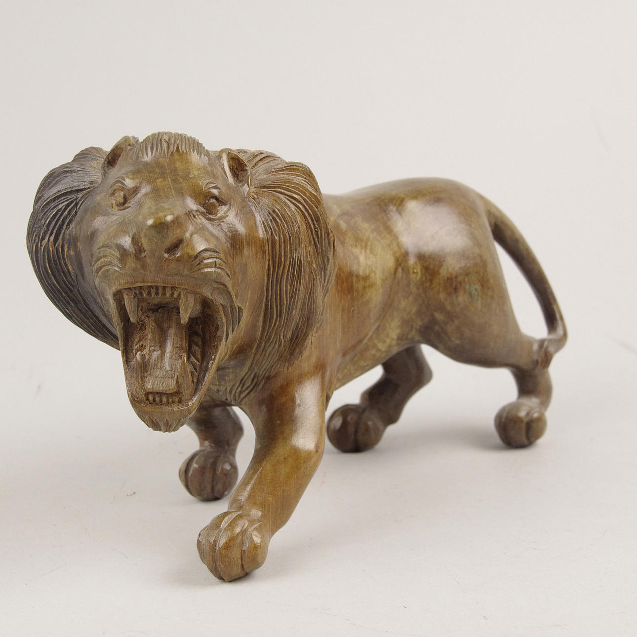 SKULPTUR, lejon, snidat trä, 1900-tal.