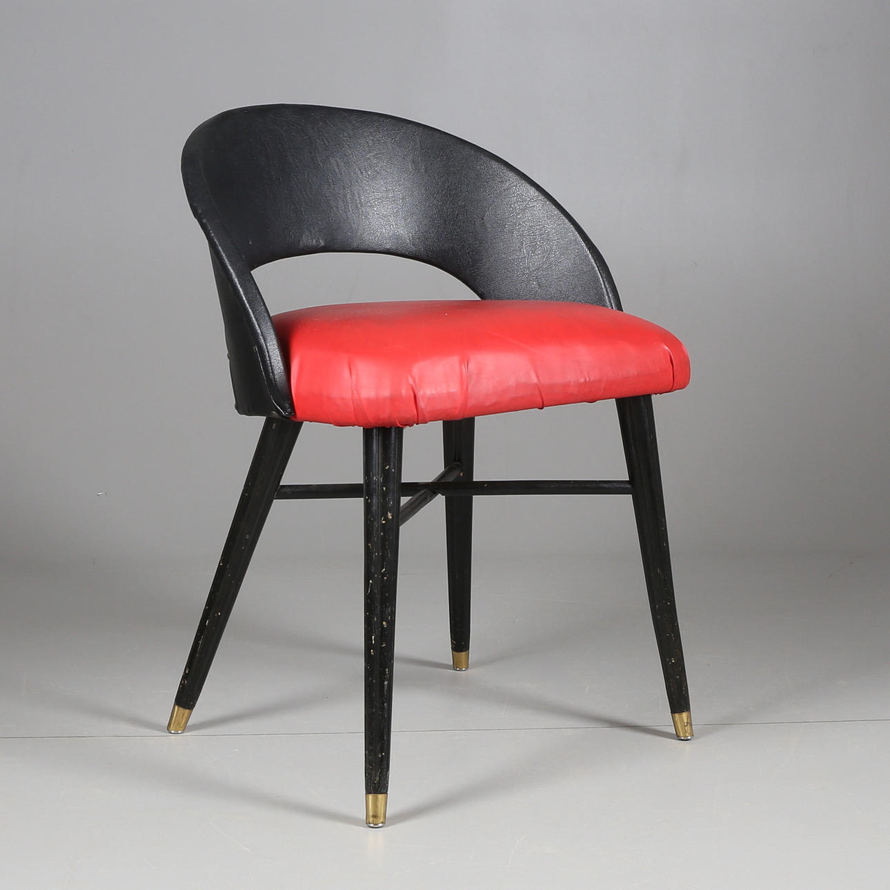 STOL, trä/konstskinn, omkring 1900-talets mitt.