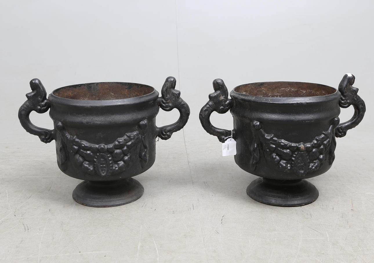 TRÄDGÅRDSURNOR, ett par, gjutjärn, omkring 1900.