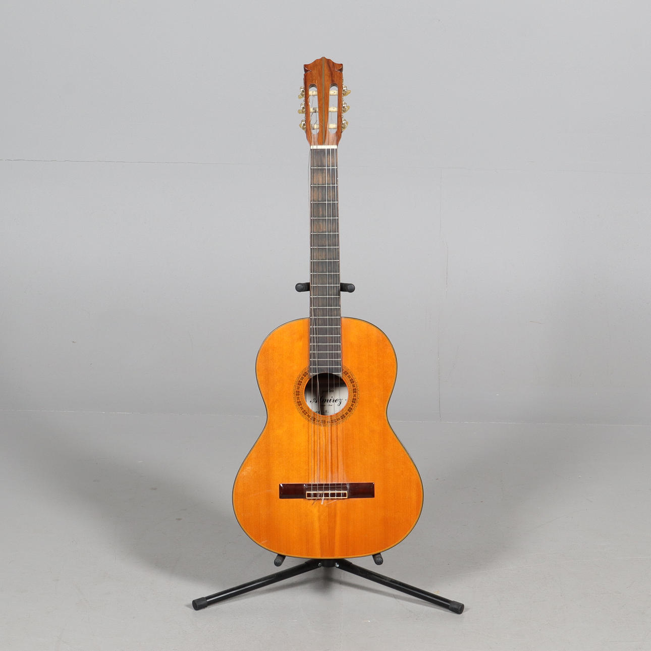 GUITARRA, Almirez.
