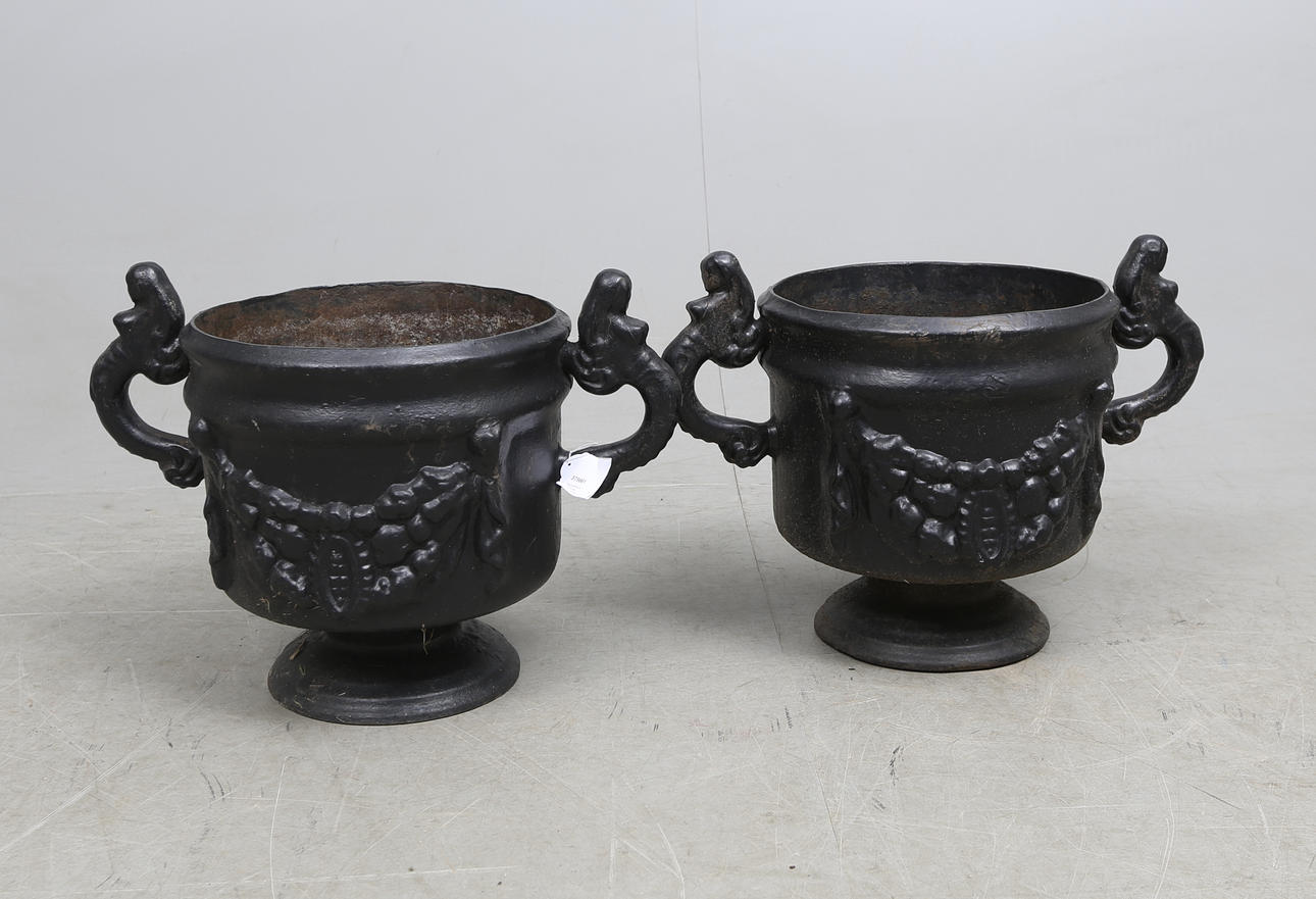 TRÄDGÅRDSURNOR, ett par, gjutjärn, omkring 1900.