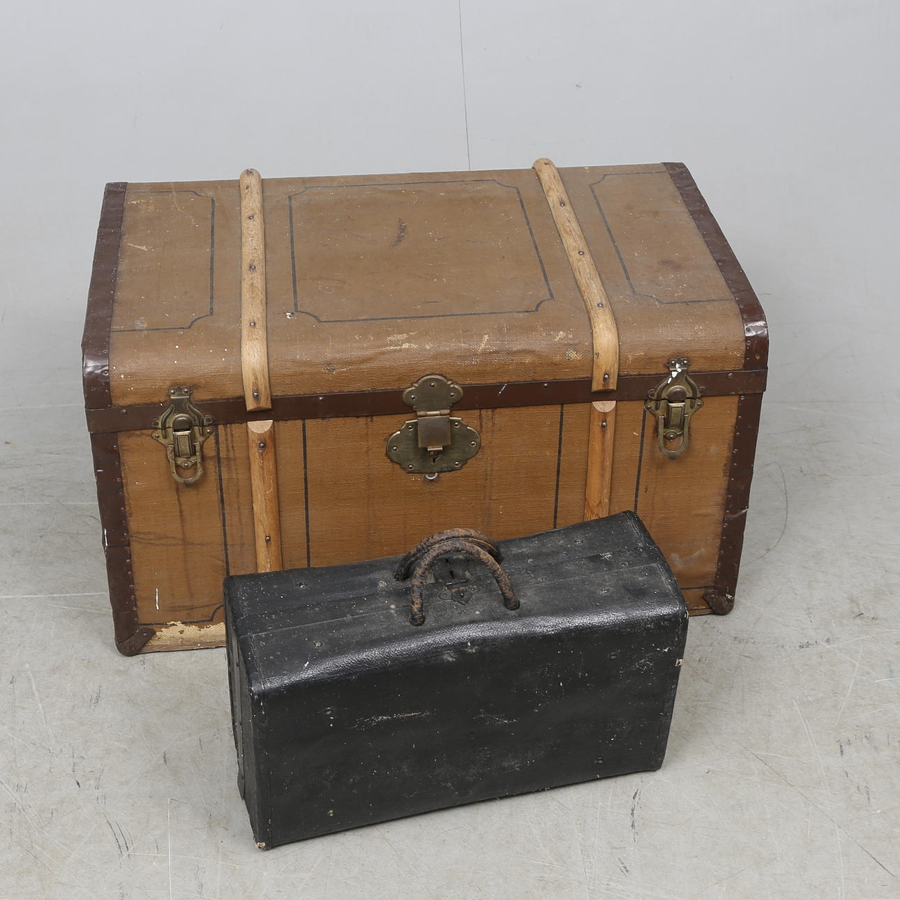 KOFFERT OCH VÄSKA, omkring 1900.