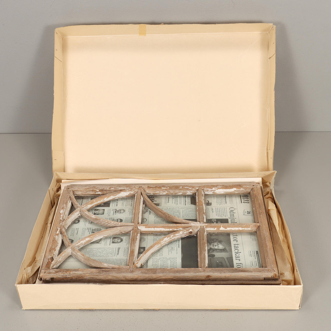 FÖNSTER 2 stycken, spröjsade.