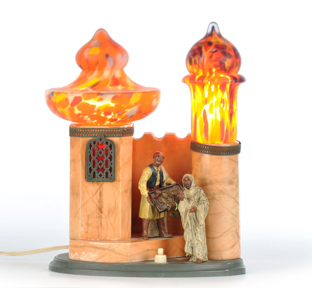 TISCHLAMPE, ÖSTERREICH. Temple komplex/basar scen med orientaliska, typ wienska bronser.