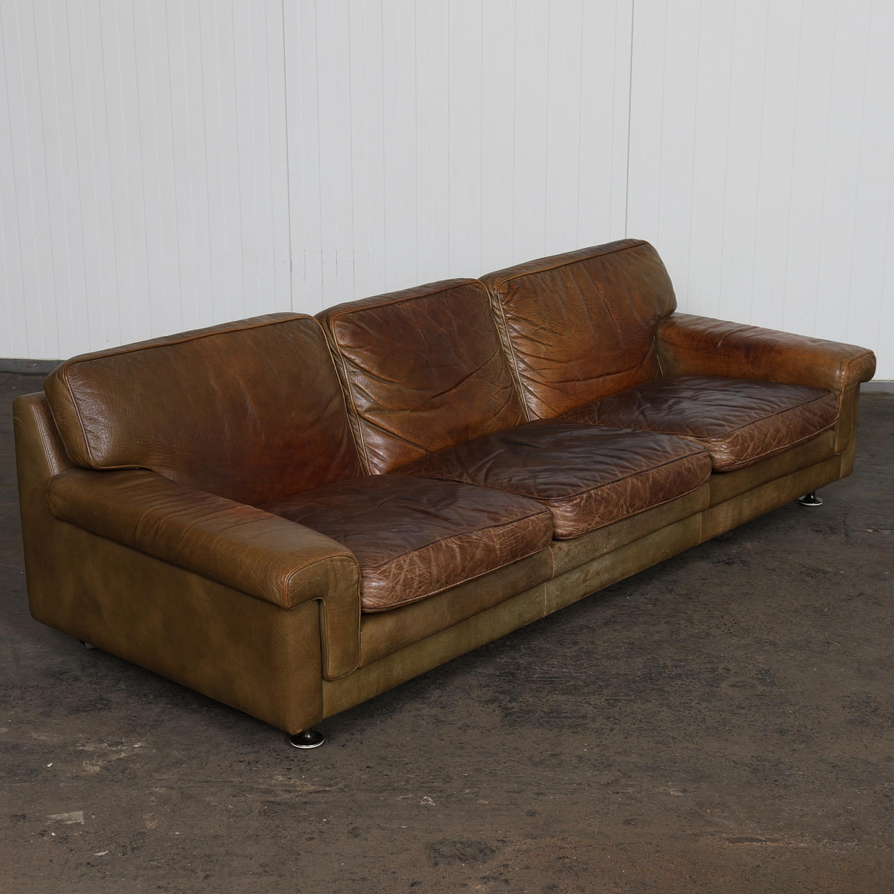 SOFFA, 3-sits, buffelskinn, 1900-tal.