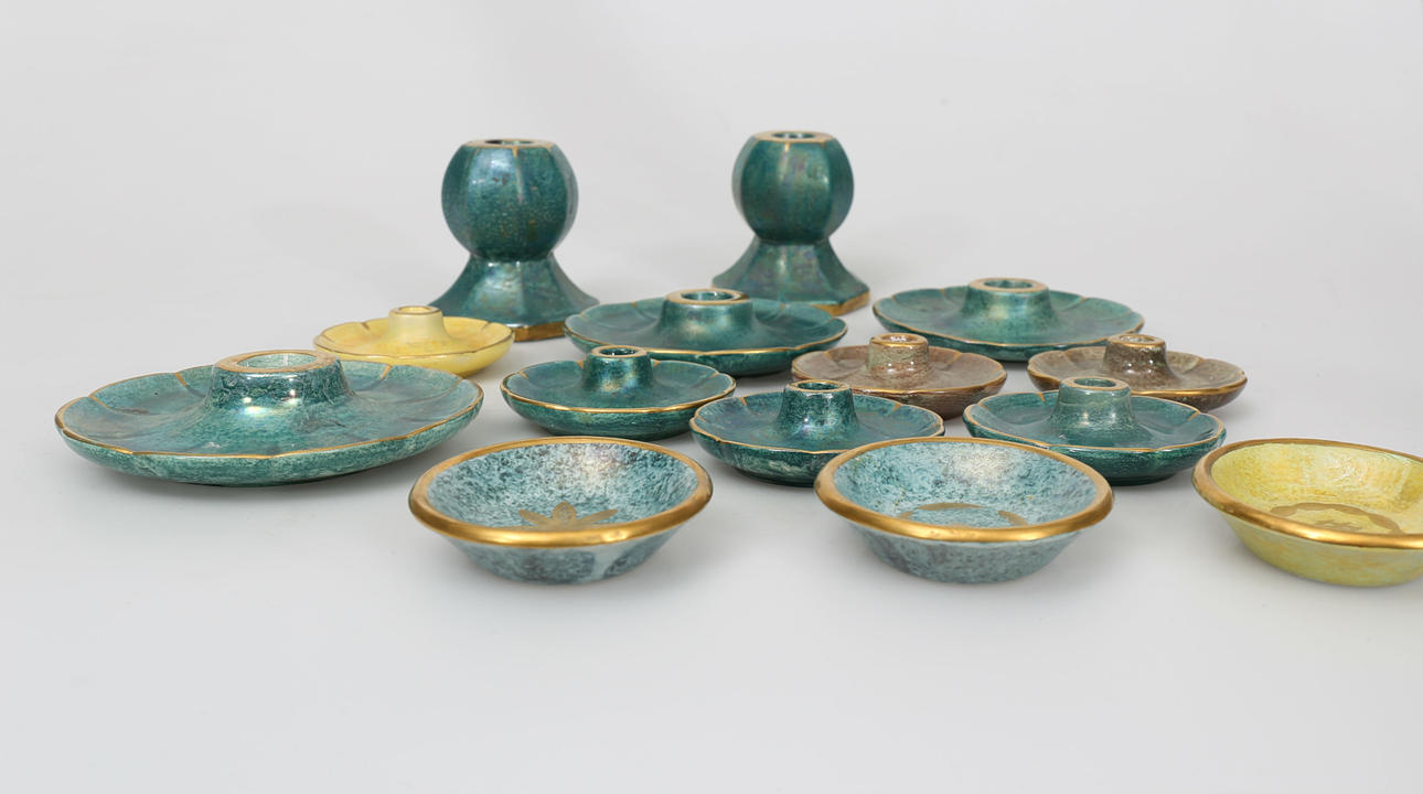 JOSEF EKBERG. Ljusstakar och små fat, flintgods, 14 delar, Gustavsberg, signerade.