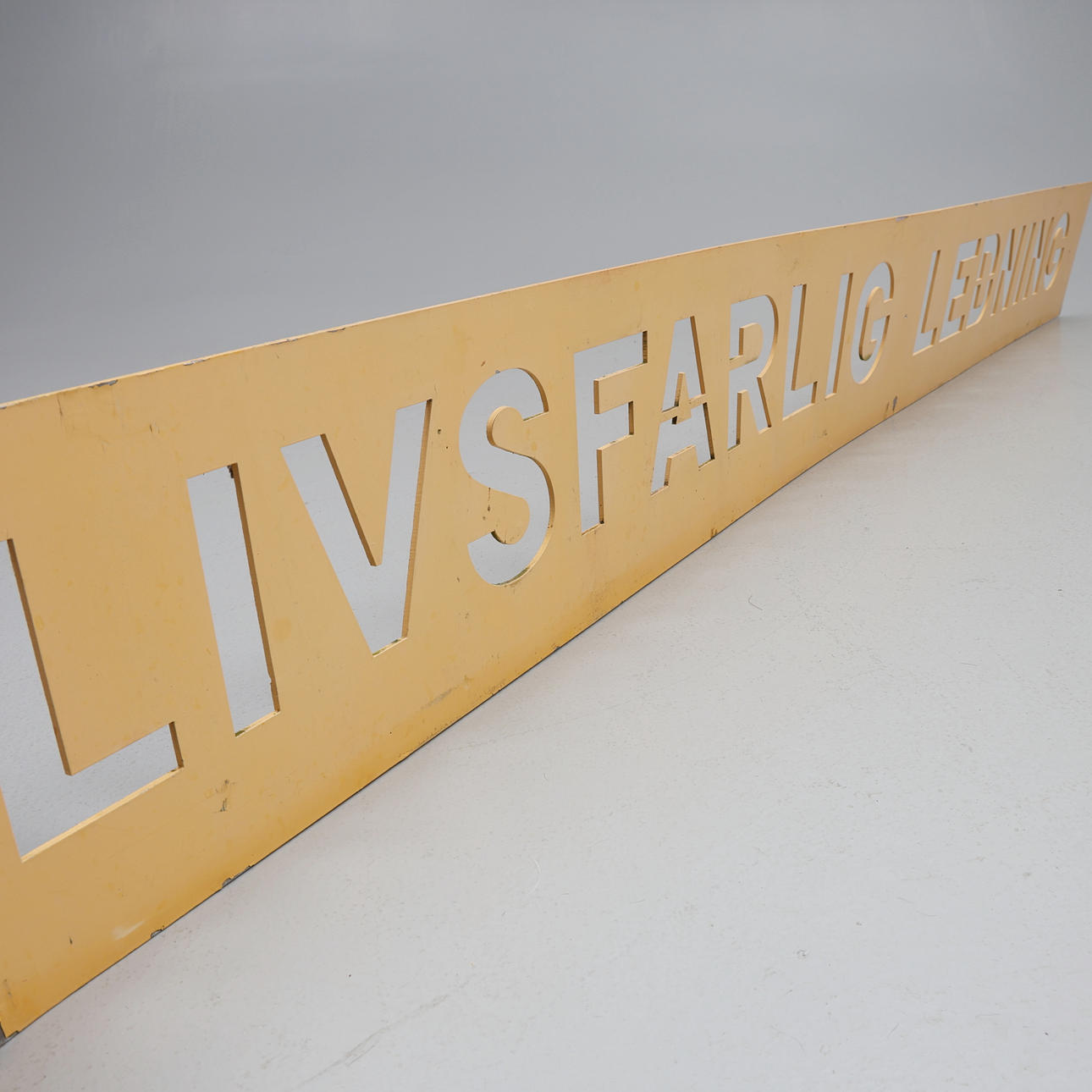 SKYLT. "Livsfarlig ledning".