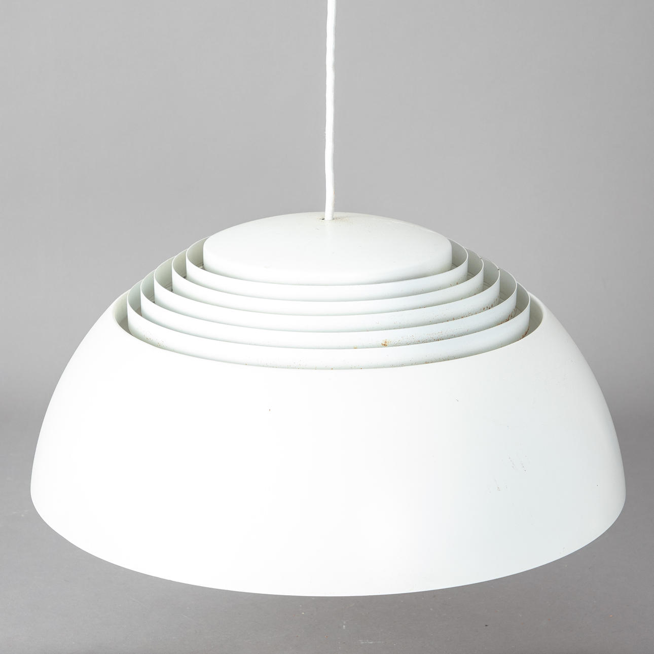 ARNE JACOBSEN. Pendellampe „AJ Pendel“, weiß.