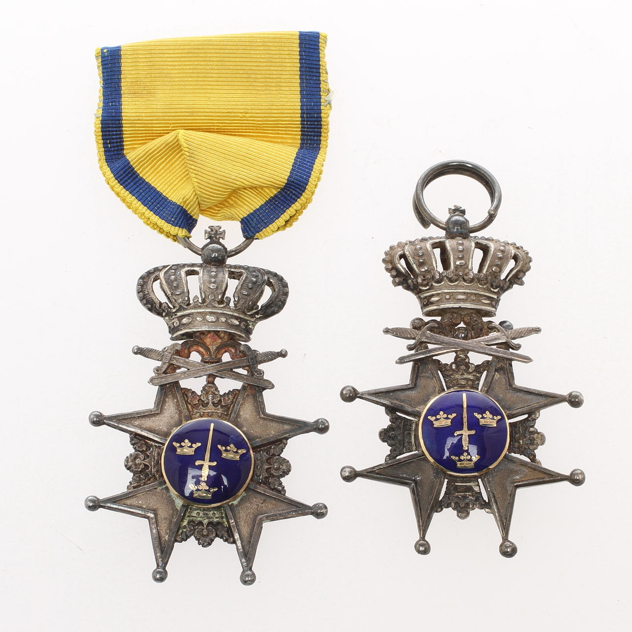 SVÄRDSORDEN, 2 st, " Svärdstecken ", silver och emalj, Sverige, 1900-tal.