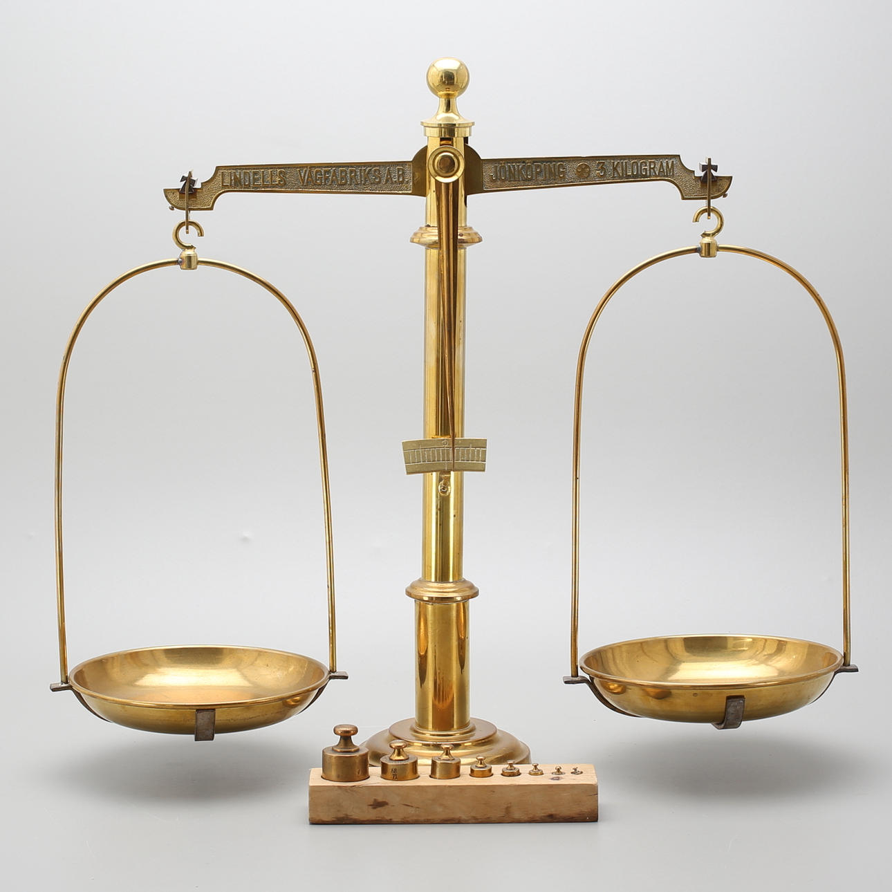 BALANSVÅG, mässing, Lindells Vågfabriks AB, Jönköping, samt VIKTSATS, tidigt 1900-tal.