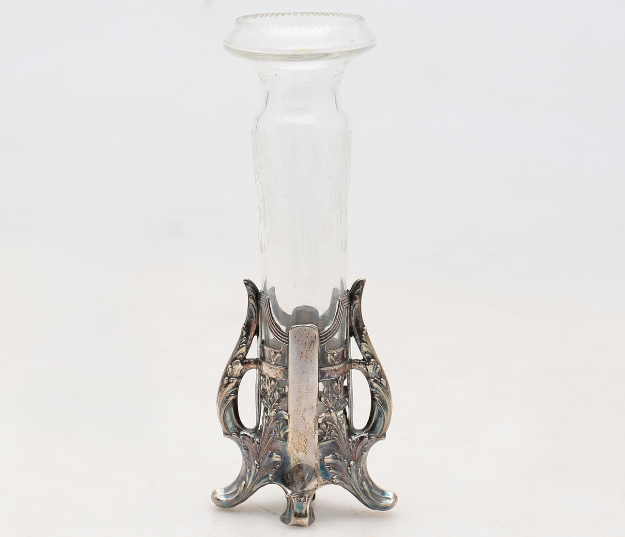 Liten jugendvas i silver och glas.