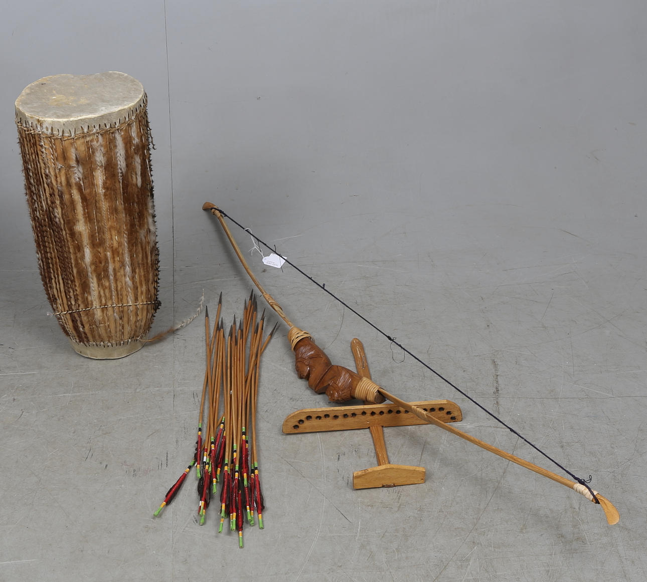 PILBÅGE med PILAR samt TRUMMA, Kenya samt Tanzania, 19/2000-tal.