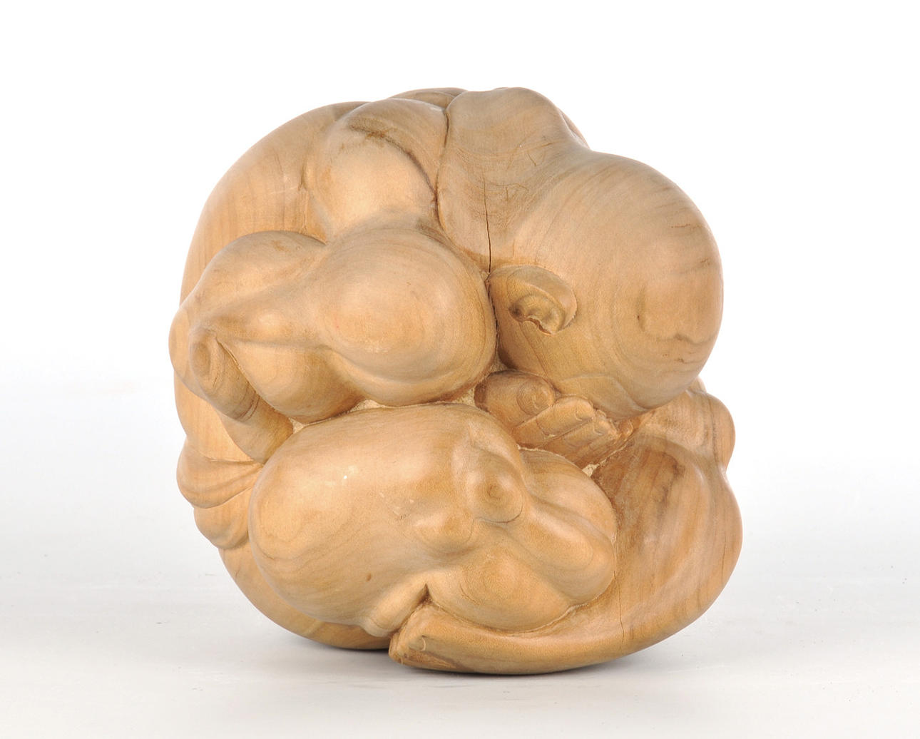 HOLZSKULPTUR. Sittande man med huvud i knät.