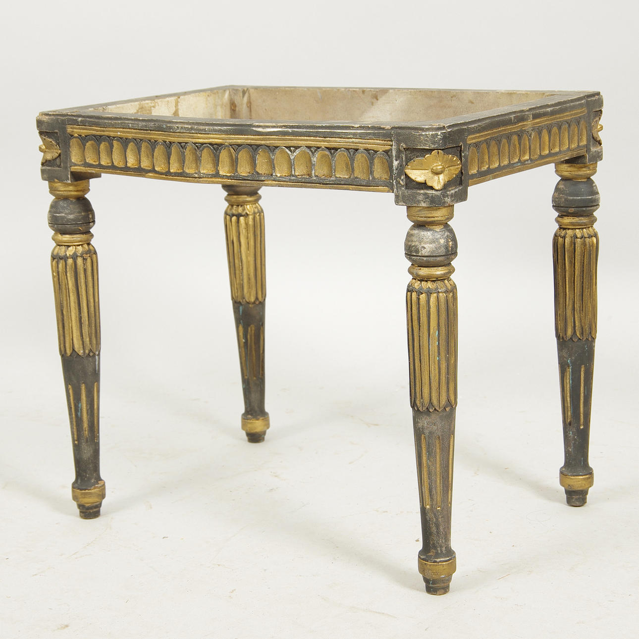 PALLSTOMME, svartmålad med förgyllningar, samtida.