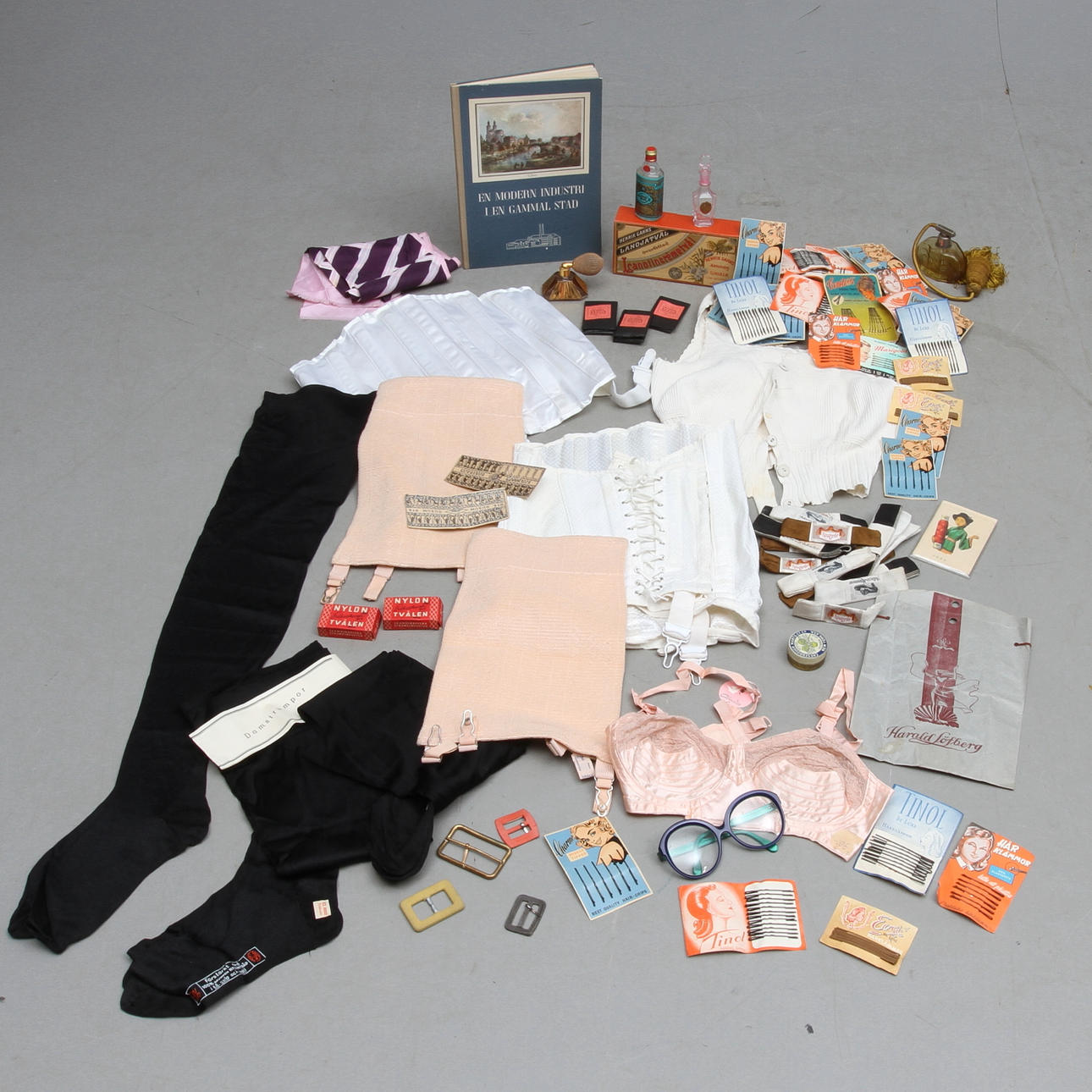 TEMA KVINNLIG FÄGRING bland annat HÅRKLÄMMOR samt PARFYMFLAKONGER.