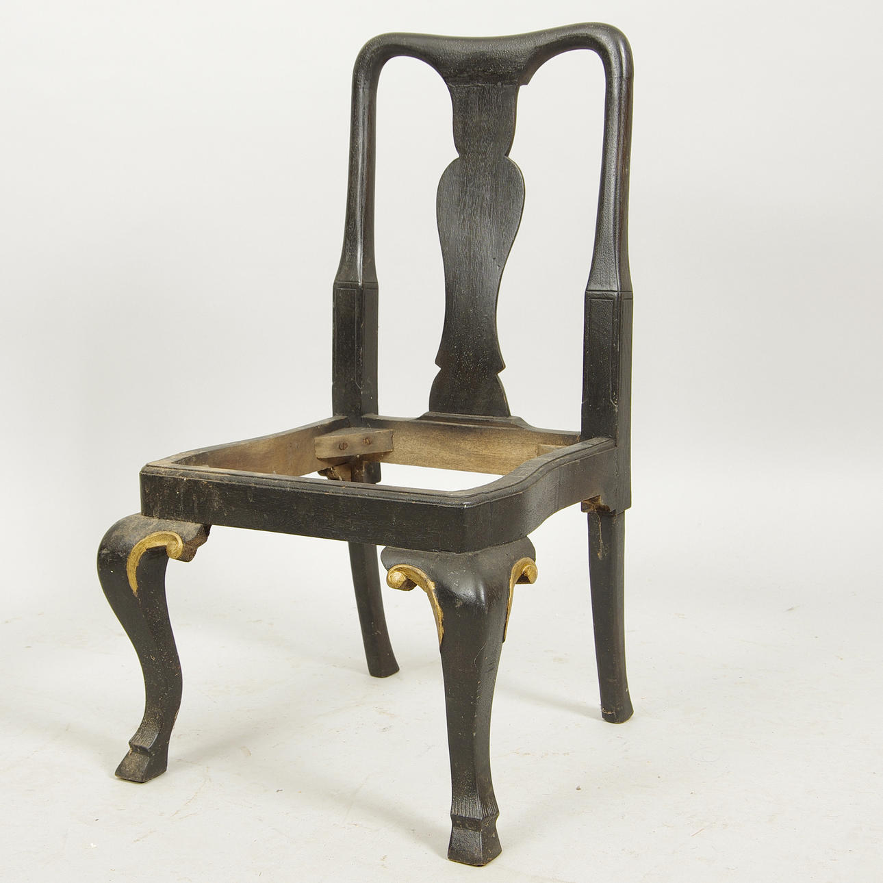 BARNSTOL, svartmålad med förgyllningar, rokokostil, samtida.