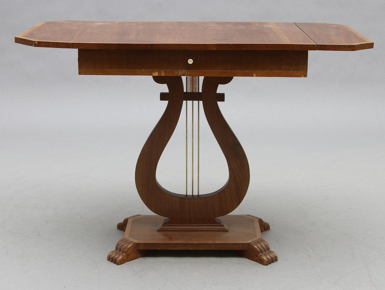 BORD. Med klaffar på lyrfot.