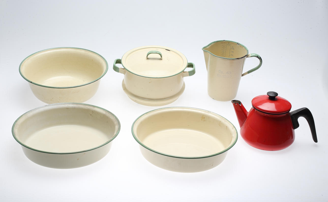 EMALJFÖREMÅL, 6 delar, 1900-tal.