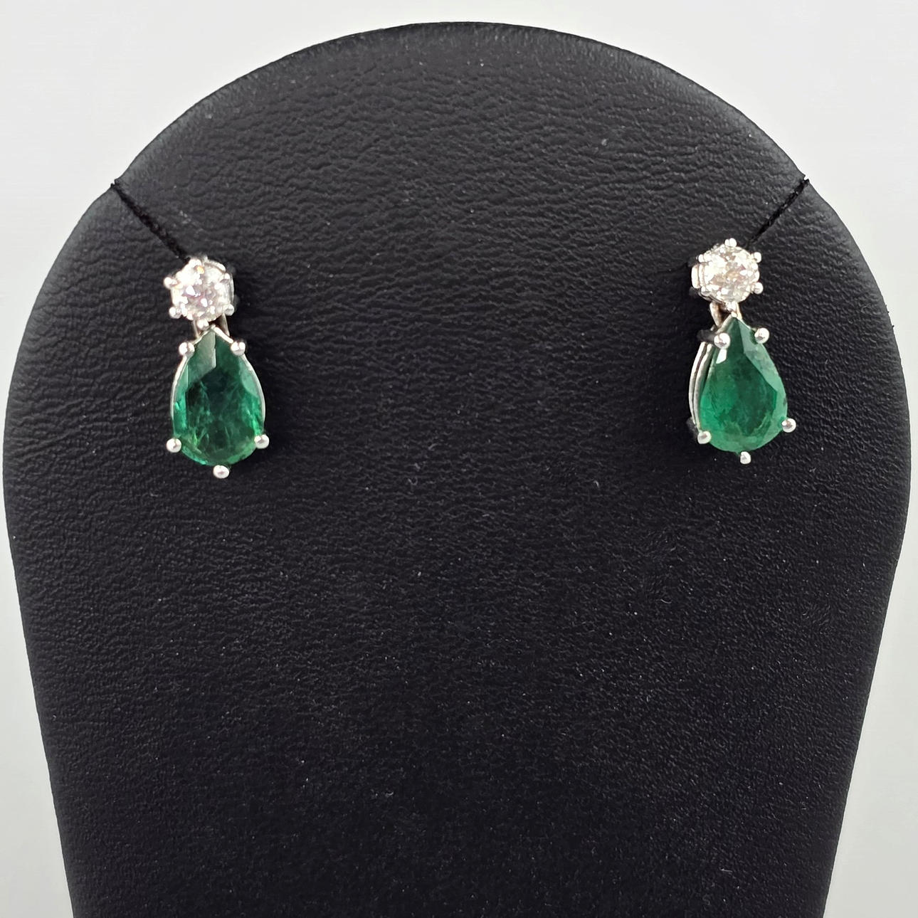 EMERALD STUD EARRINGS (18K) with diamonds.