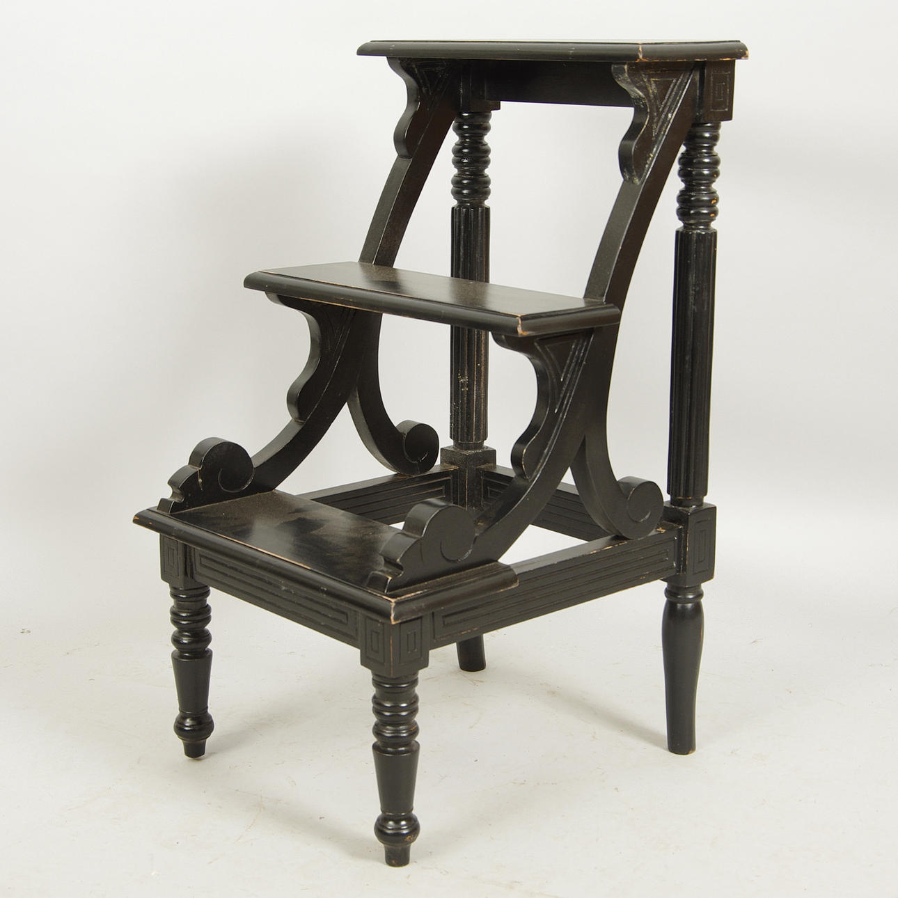 BIBLIOTEKSSTEGE, viktoriansk stil, svartmålad, samtida.