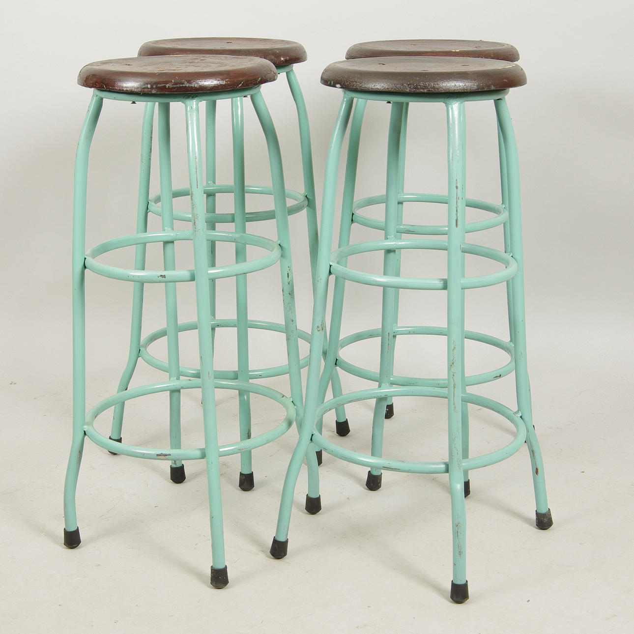 BARPALLAR, 4 stycken, grönmålad metall med träsits, industridesign.