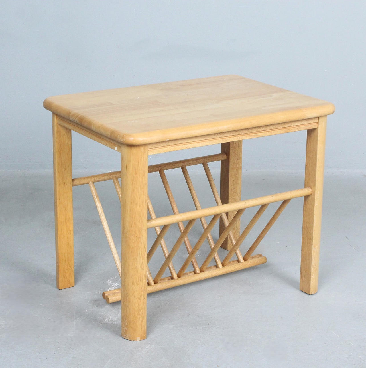 sidobord med tidningsställ.