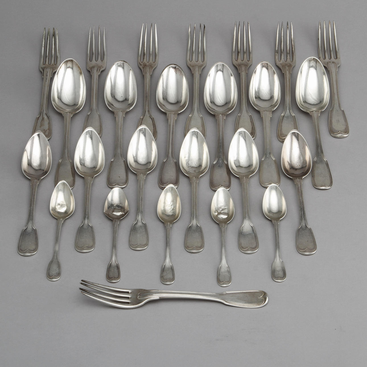 BESTICKUPPSÄTTNING, silver, 25 delar. Paris 1762-68, 1775-81 och 1819-1838. Vikt ca 1600 gram.