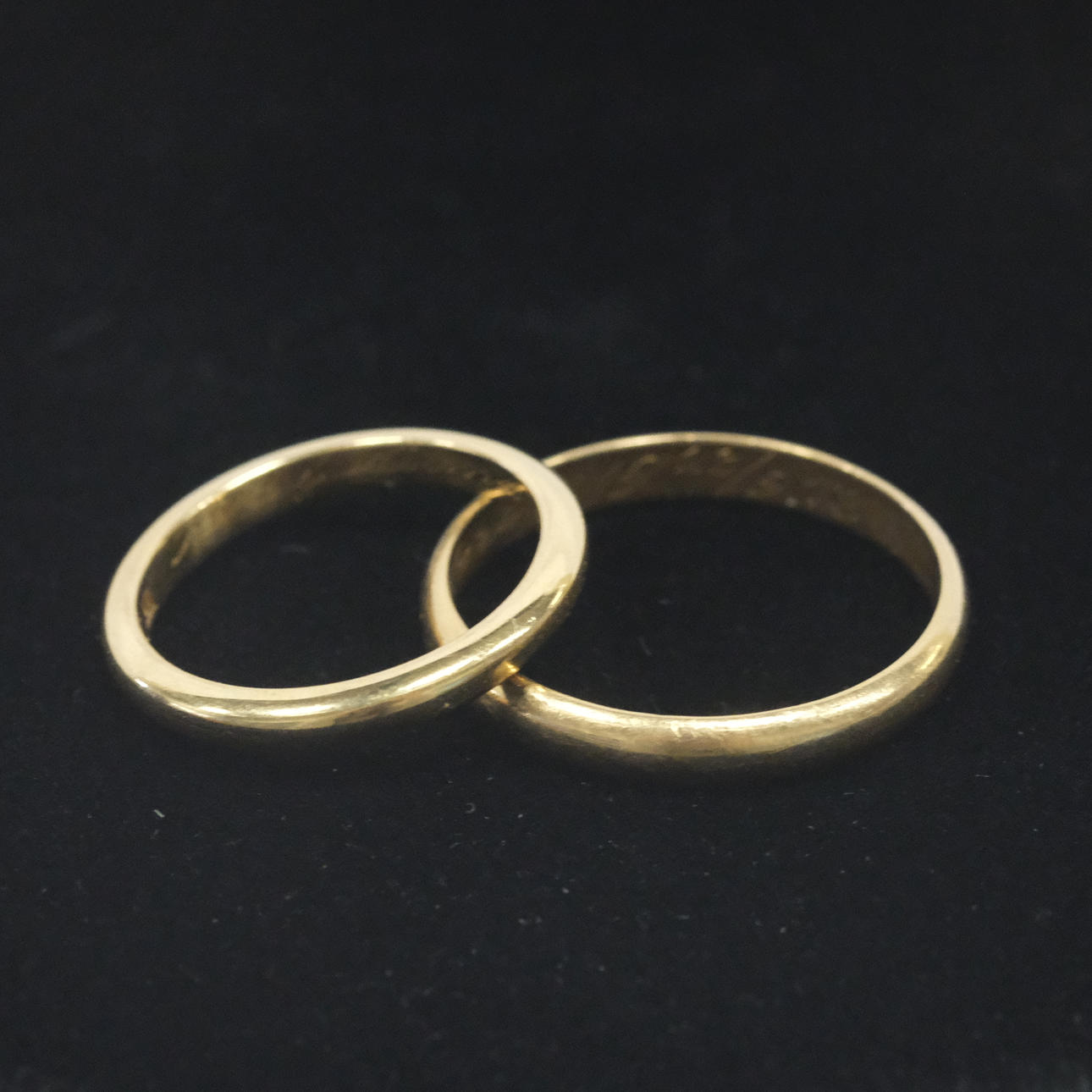 TO RINGE, 18 KT. GULD, BL.A. ANDERS NILSSON, LUND.