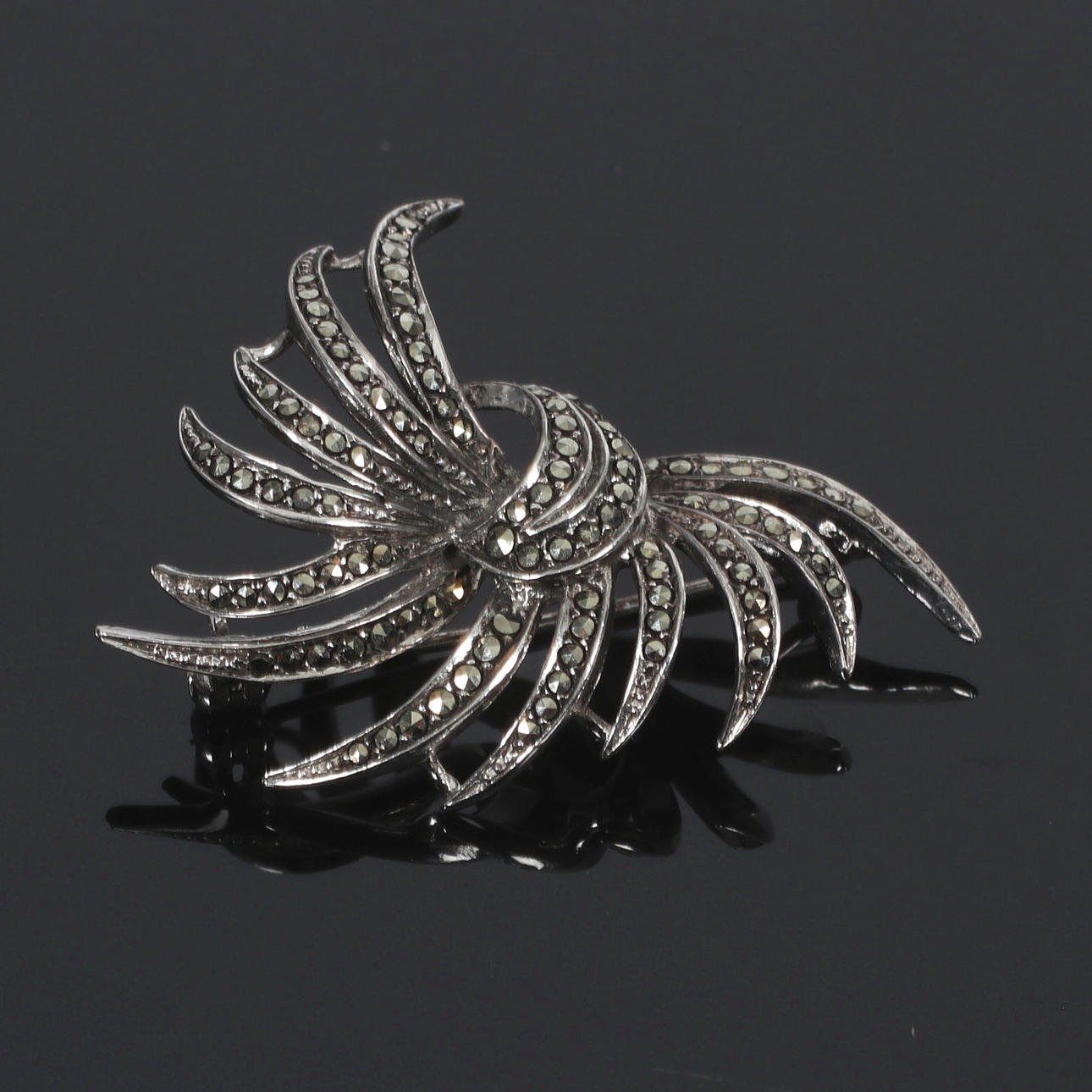 BROSCH, Sterling silver, med markasiter. 1900-tal.