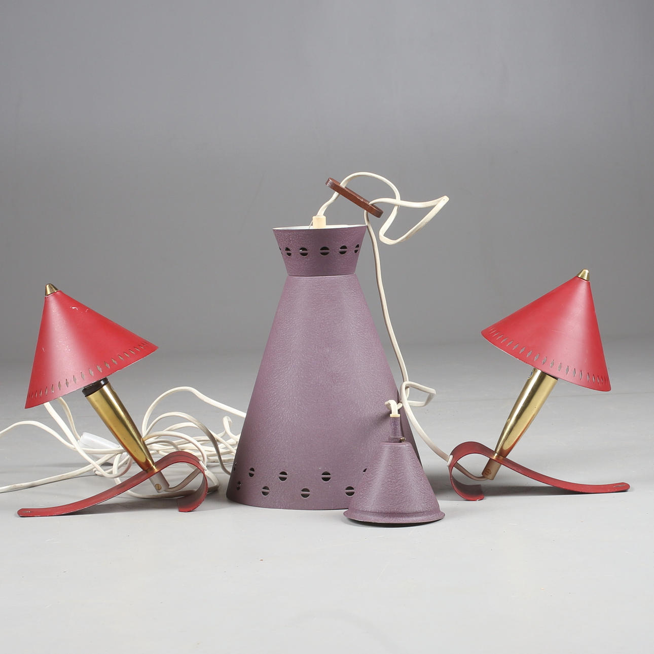 VÄGGLAMPOR, ett par, samt TAKLAMPA, plåt, 1900-tal.