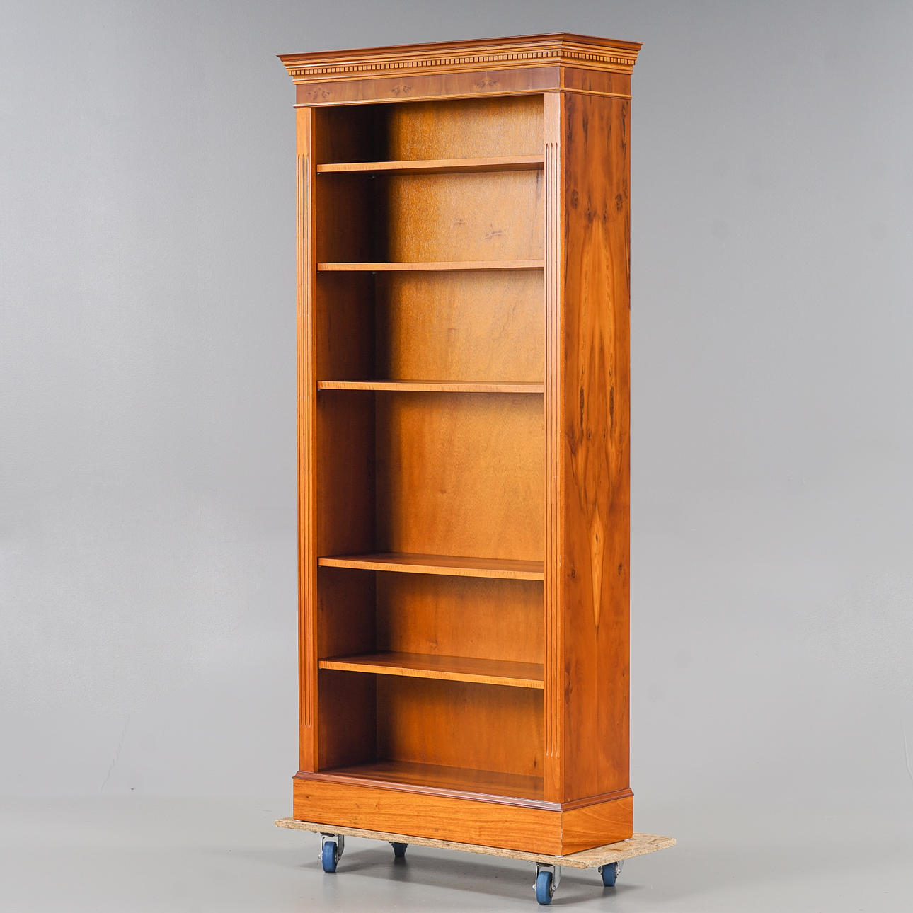 BOKHYLLA Engelsk stil, 1900-talets andra hälft.