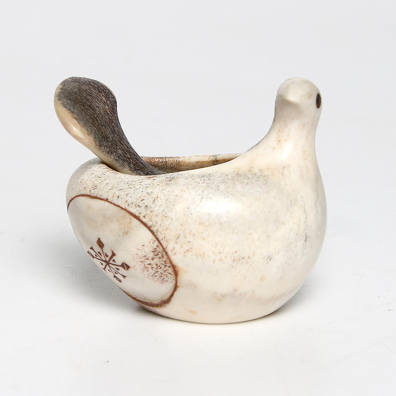 LARS PIRAK. Saltripa med sked, renhorn, signerad.