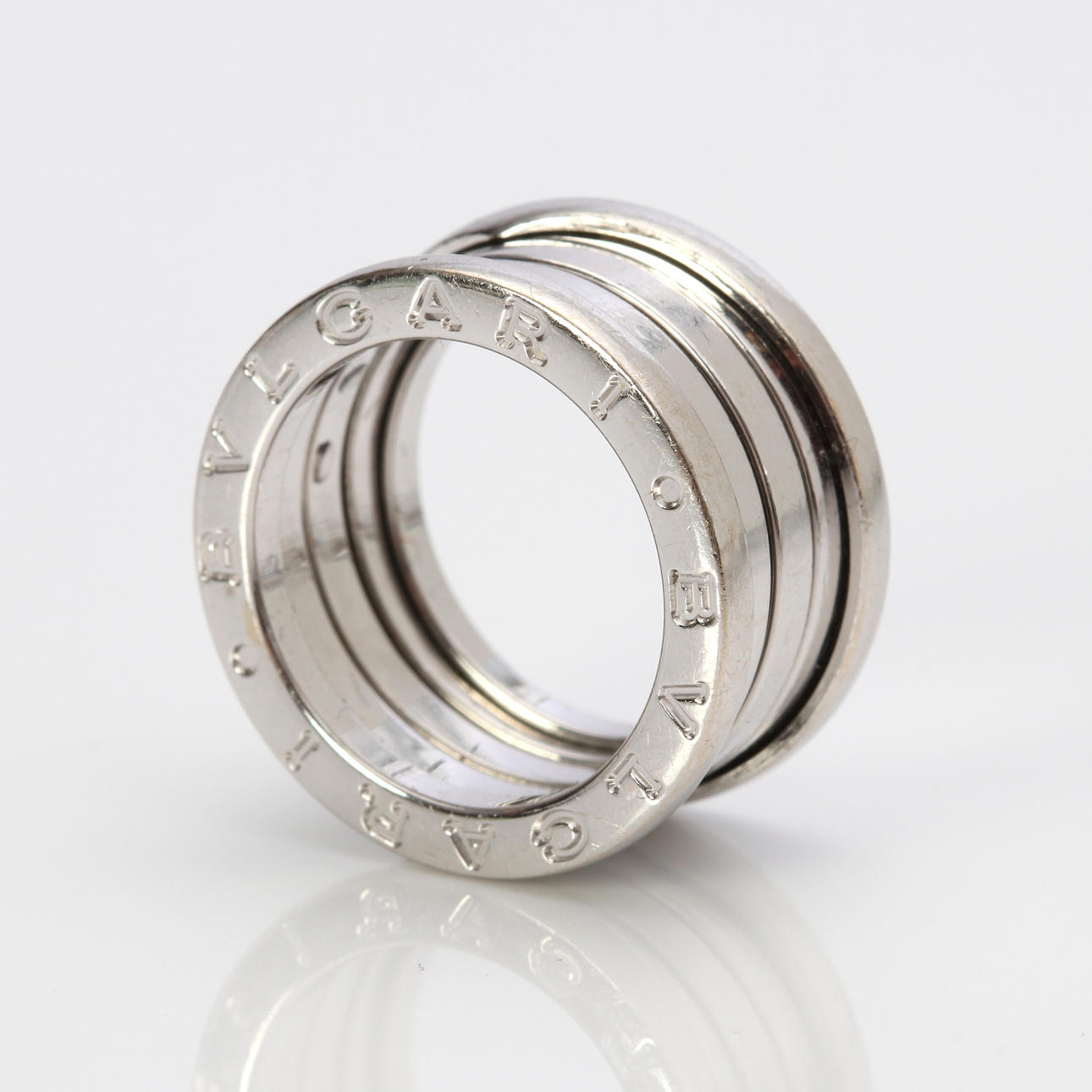 BULGARI, RING "B01". 18k vitguld, vikt ca 10,0 gram.