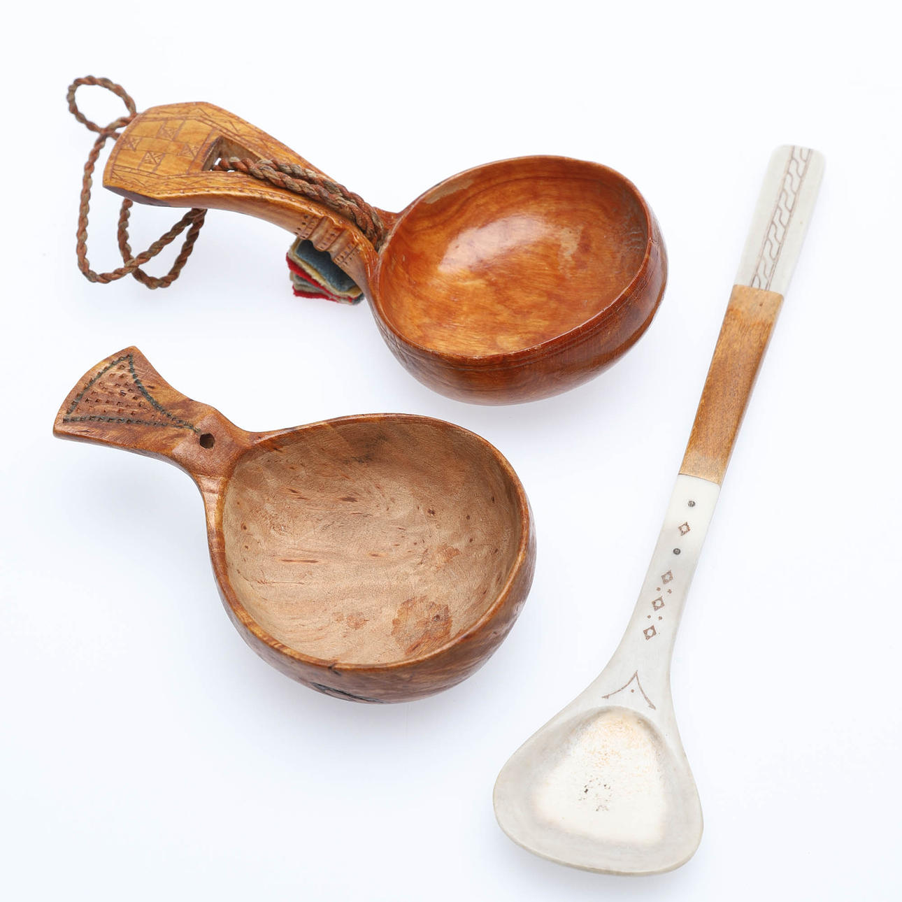 KÅSOR, 2 stycken+ slev, trä, dekorerade.