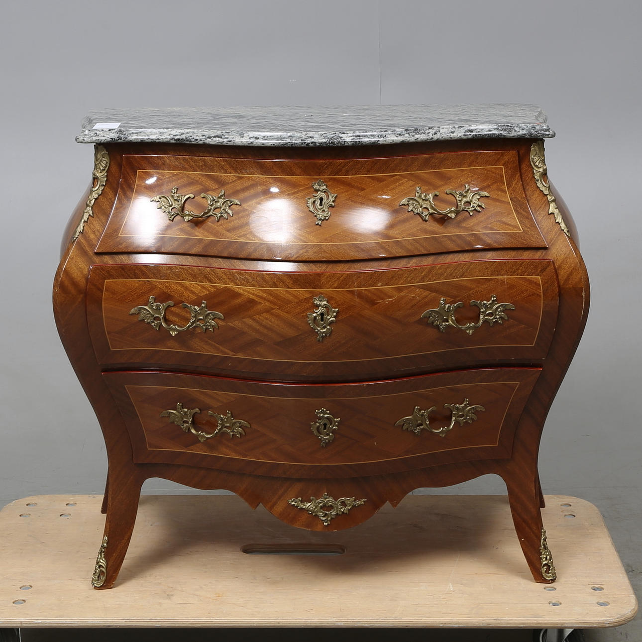 BYRÅ, rokokostil, 1900-tal.