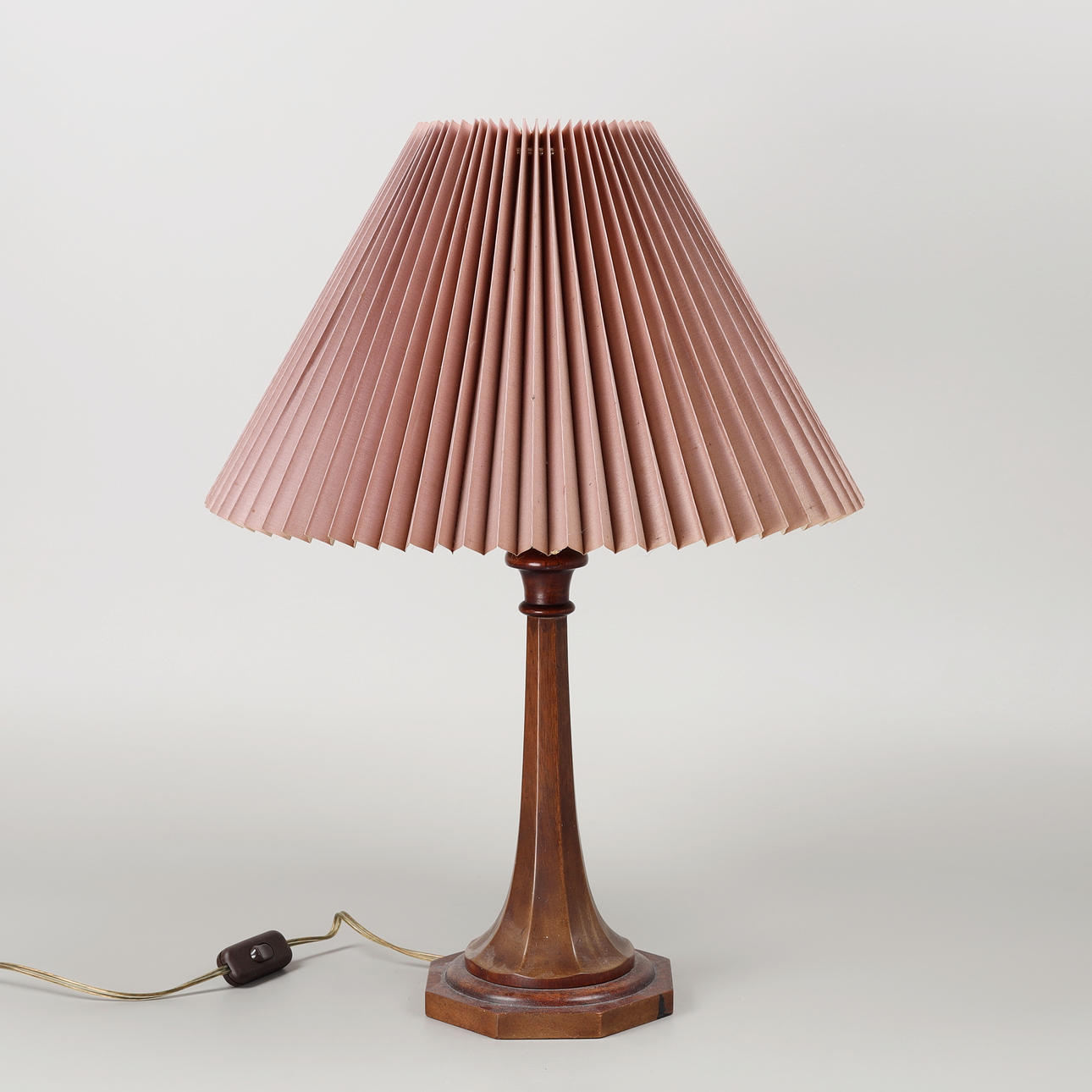 Bordslampa, trä, 1900-talets första hälft.