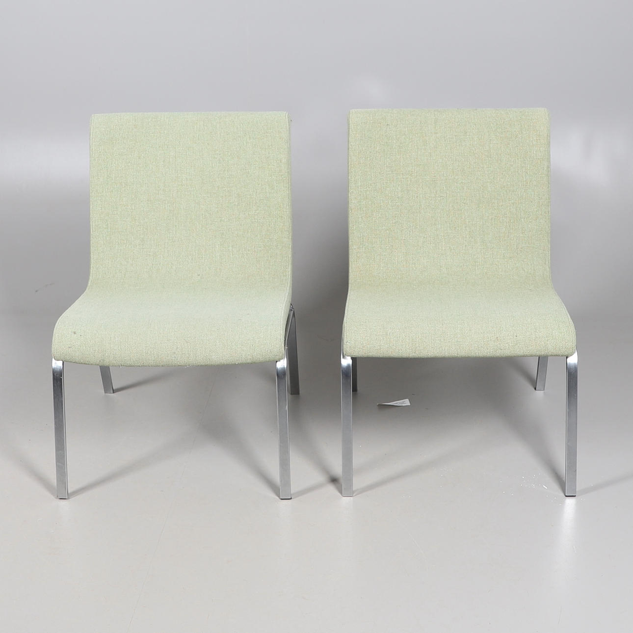 EIN PAAR GEPOLSTERTE LIEGESTÜHLE VON BOSS DESIGN.