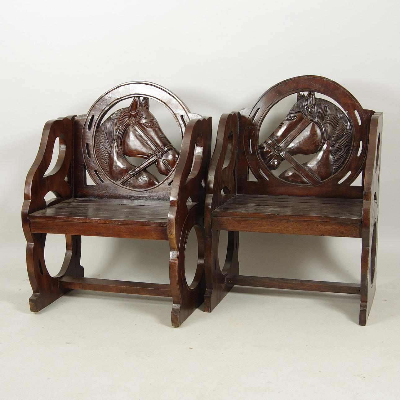 KARMSTOLAR, 1 par, mahognybetsade, samtida.