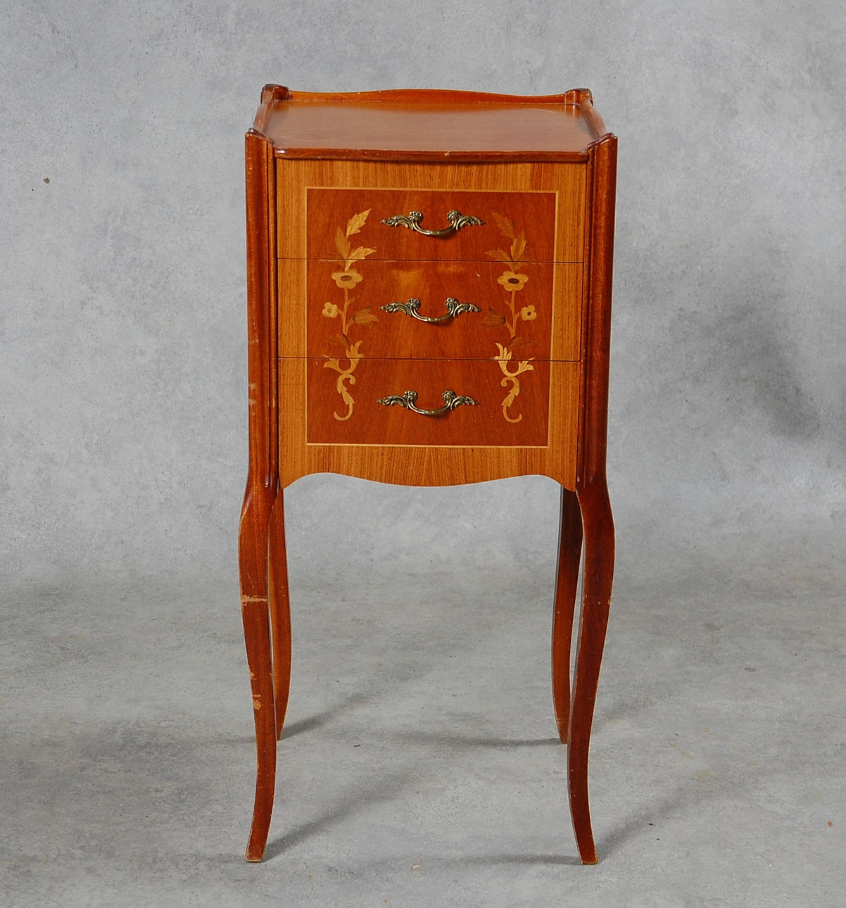 BYRÅ/ NATTDUKSBORD, med intarsia, 1900-tal.