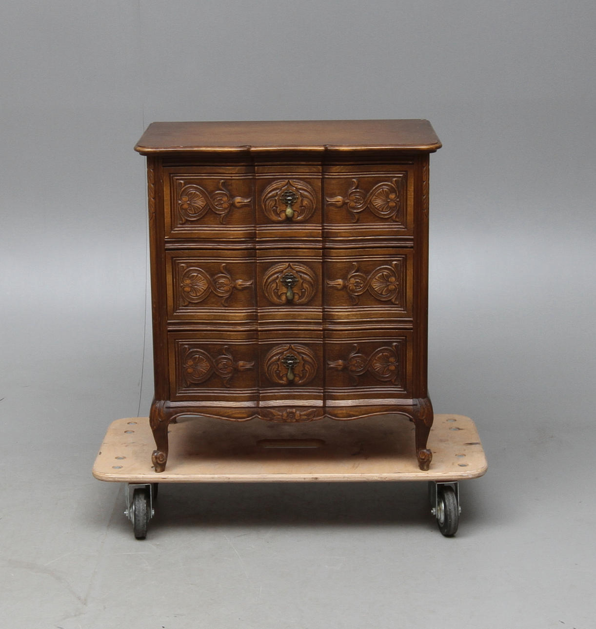 BYRÅ, trelådig, 1900-talets andra hälft.