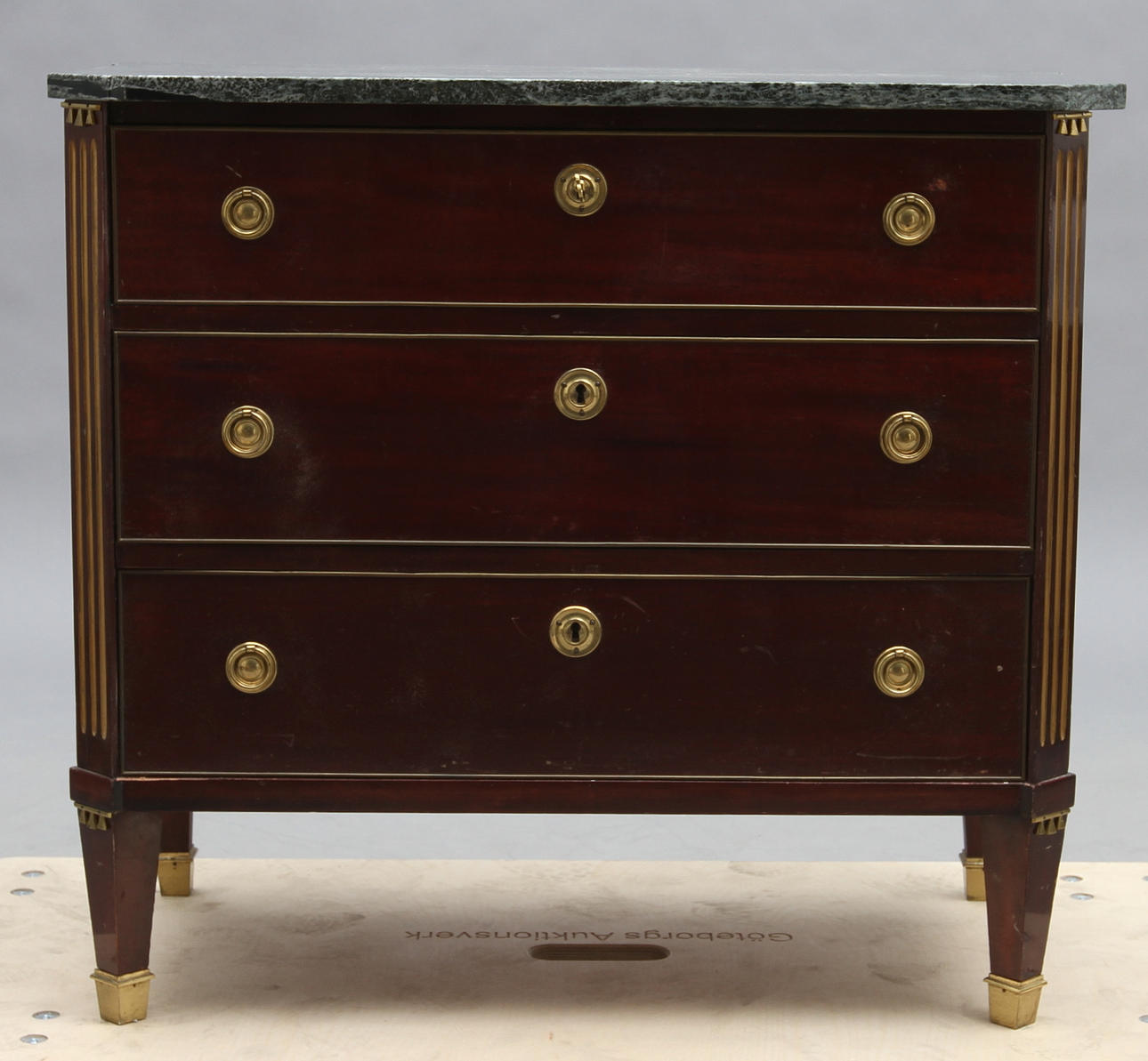 BYRÅ. Sengustaviansk stil, 3 lådor och stenskiva.