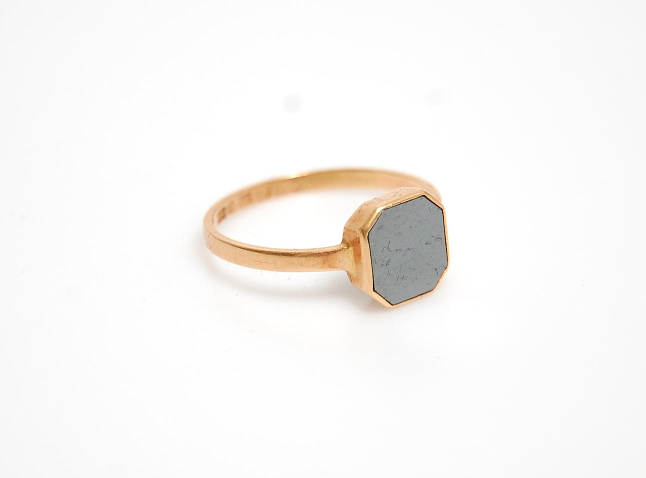 RING, 18 k guld med gråsvart sten.