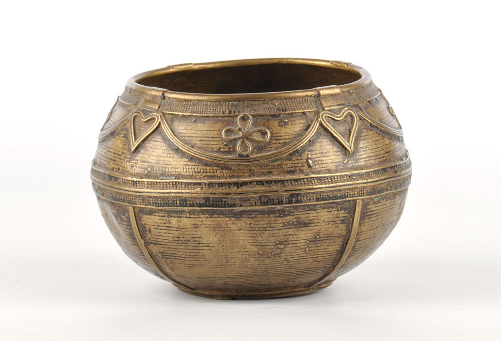 ORIENTALISCHE OPFERSCHALE. Plast vägg band av blommor och hjärtan.