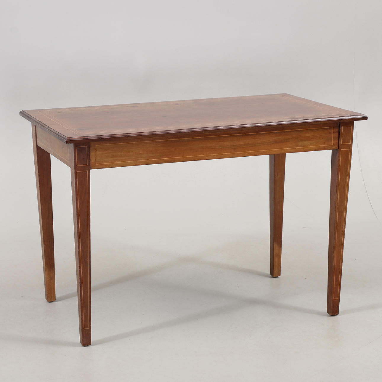 Ein dänischer Mahagonitisch, erste Hälfte des 20. Jahrhunderts.