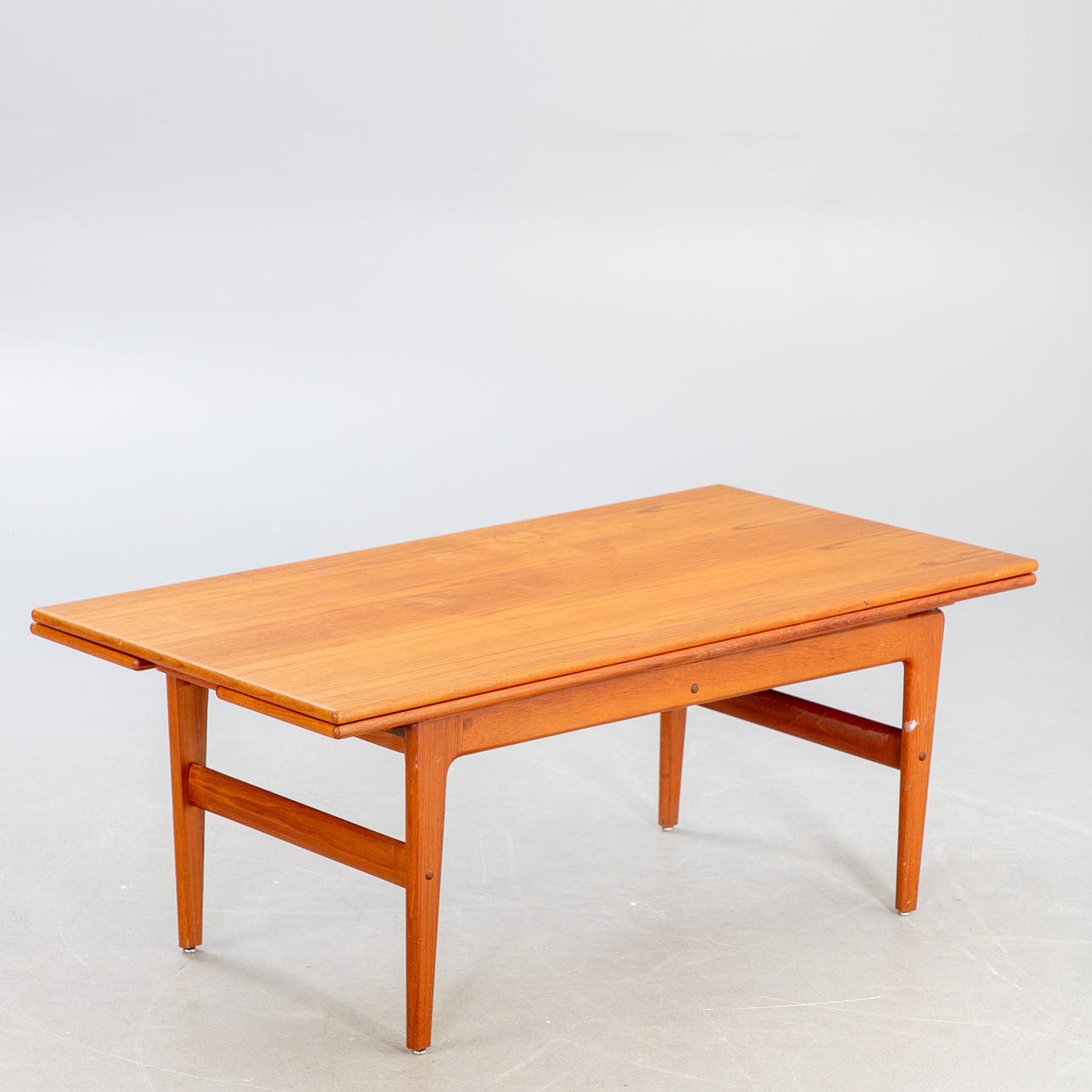KAI KRISTIANSEN. VM Møbler. Teak table 'elevator', extendable and height-adjustable. Denmark, 1960s.