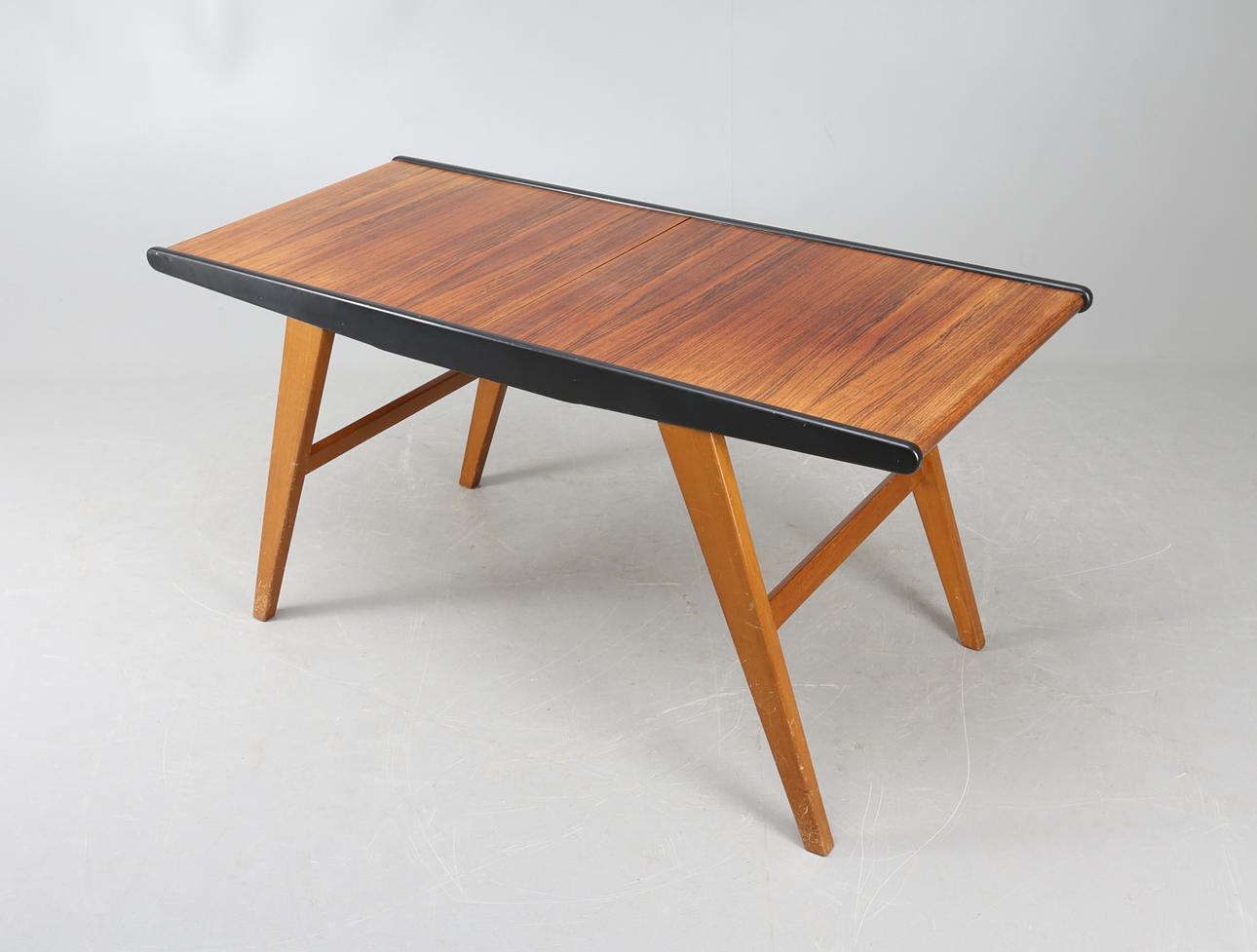 SOFFBORD, ädelträ och svarta detaljer, E Tingströms Möbelfabriks AB i Valdemarsvik, 1950/60-tal.