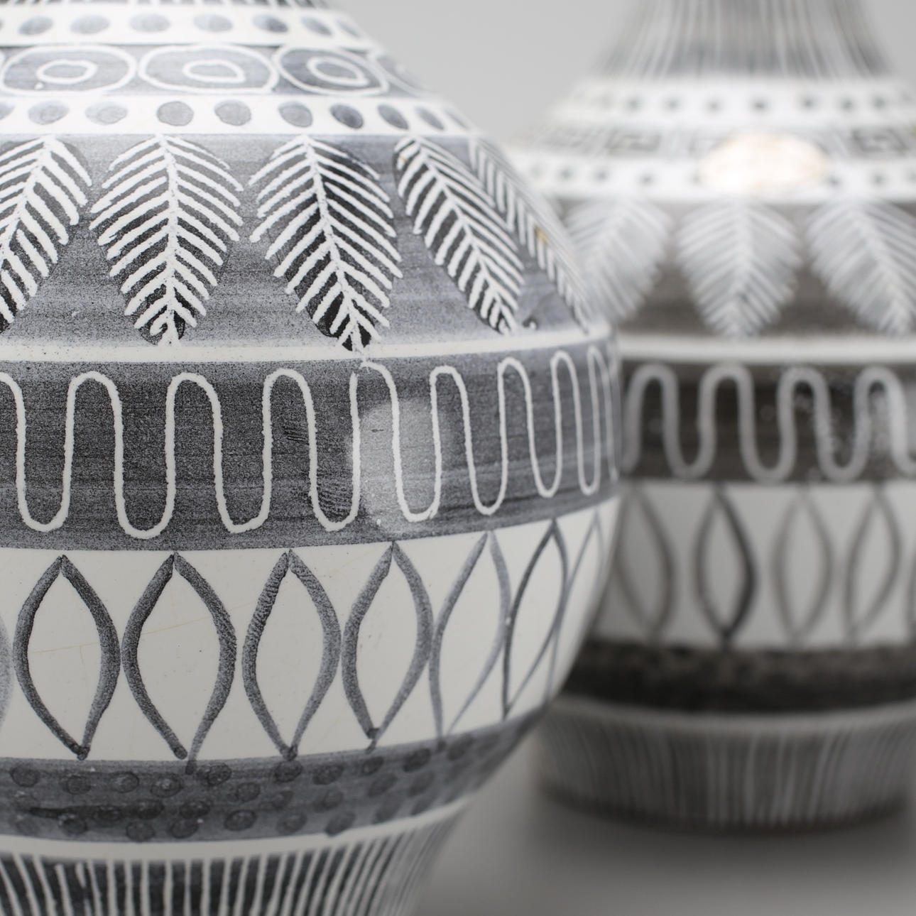 VASER, ett par, "Grafika" Ingrid Atterberg, Upsala Ekeby, 1950-tal.