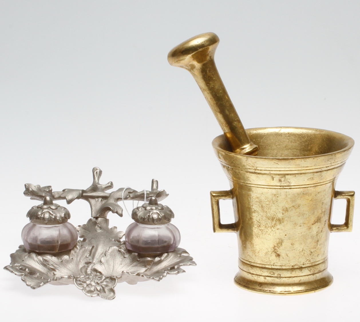 SKRIVBORDSUPPSATS och MÄSSINGSMORTEL.