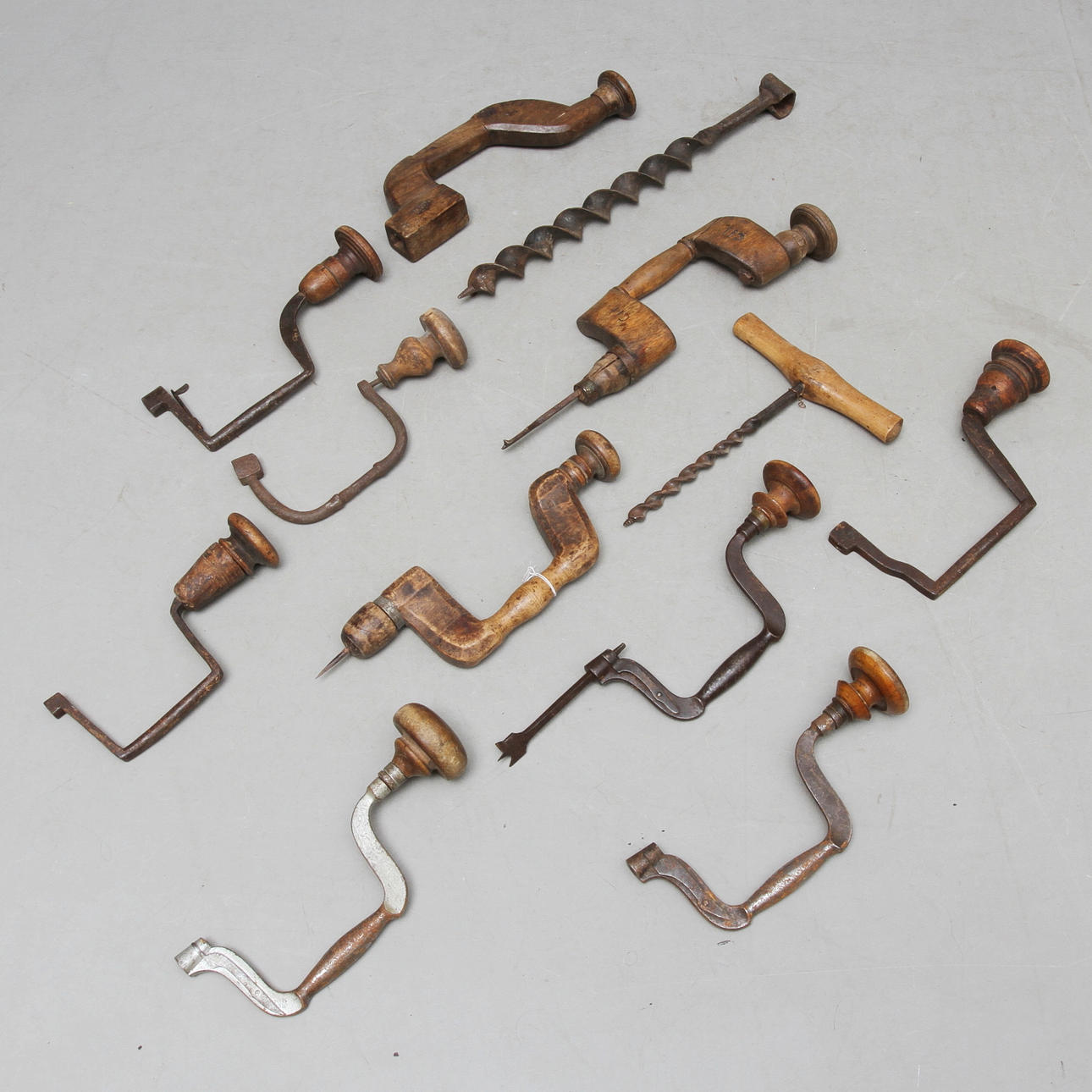 BORRSVÄNGAR med mera, allmoge, trä och metall, mestadels 1800-tal.