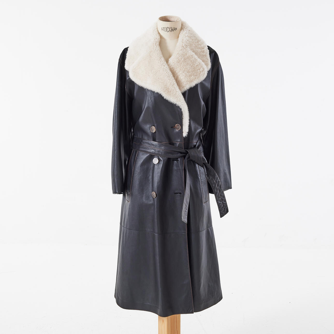 LOEWE, abrigo de piel, talla FR40.